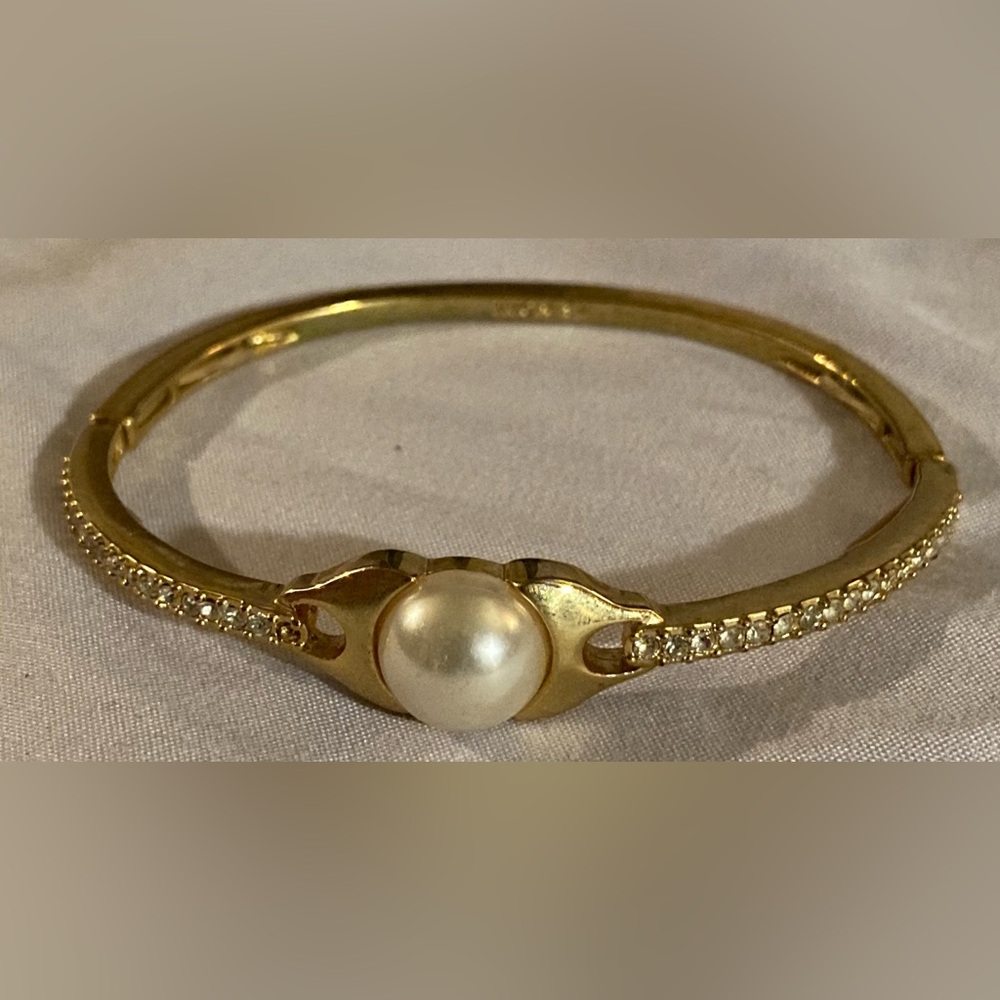 AVON Gold Tone Faux Pearl and Rhinestone Stretch Bracelet